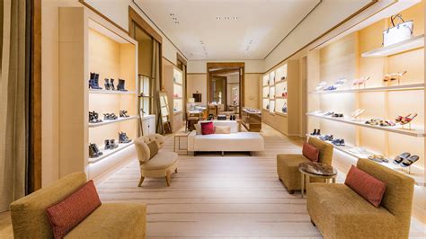 louis vuitton outlet uomo|buying Louis Vuitton in milan.